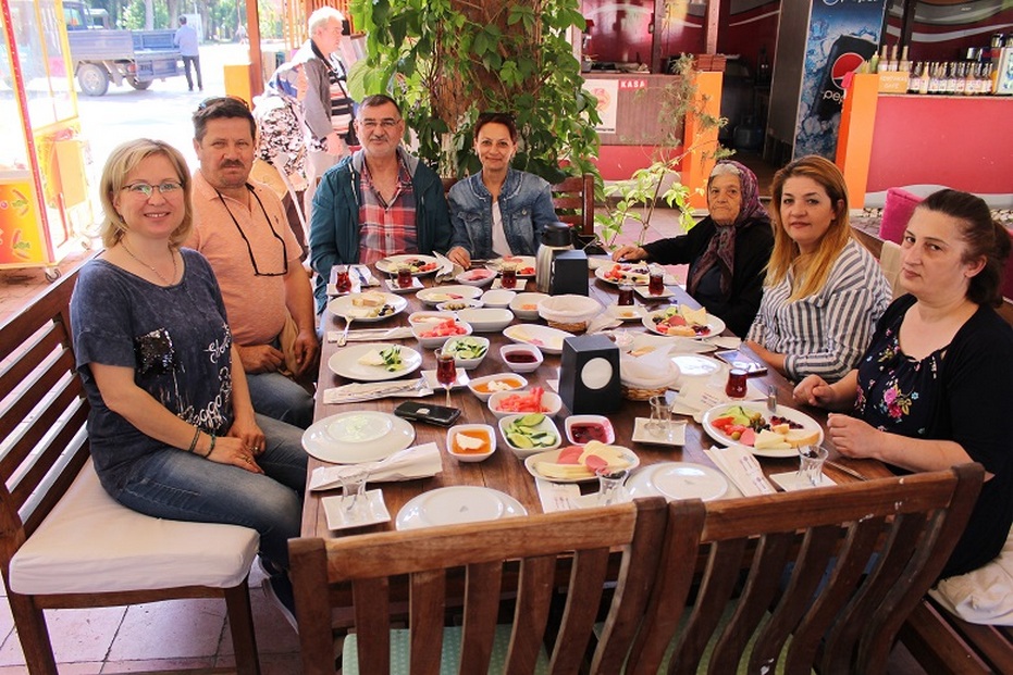 İZMİR BOSNA SANCAK DERNEĞİ’NDEN ANNELERE KAHVALTI