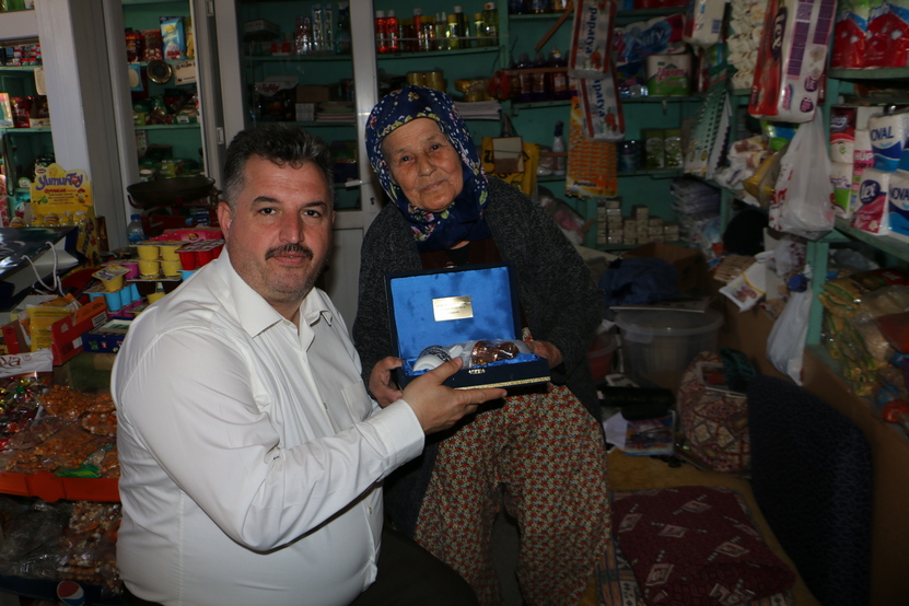 BAŞKANDAN 46 YILLIK BAKKAL AYŞE TEYZEYE ZİYARET
