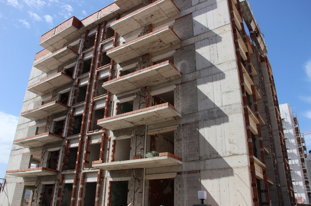 Bayraklıda 4'üncü kattan düşen inşaat işçisi öldü