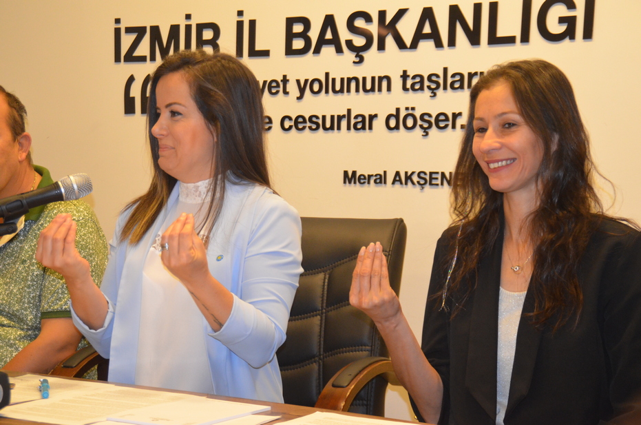 A.Adaylığını İşaret Diliyle Açıkladı