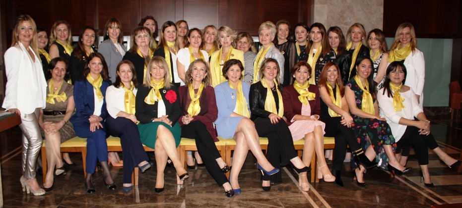 İZİKAD üyeleri Yazar Canan Tan ile buluştu