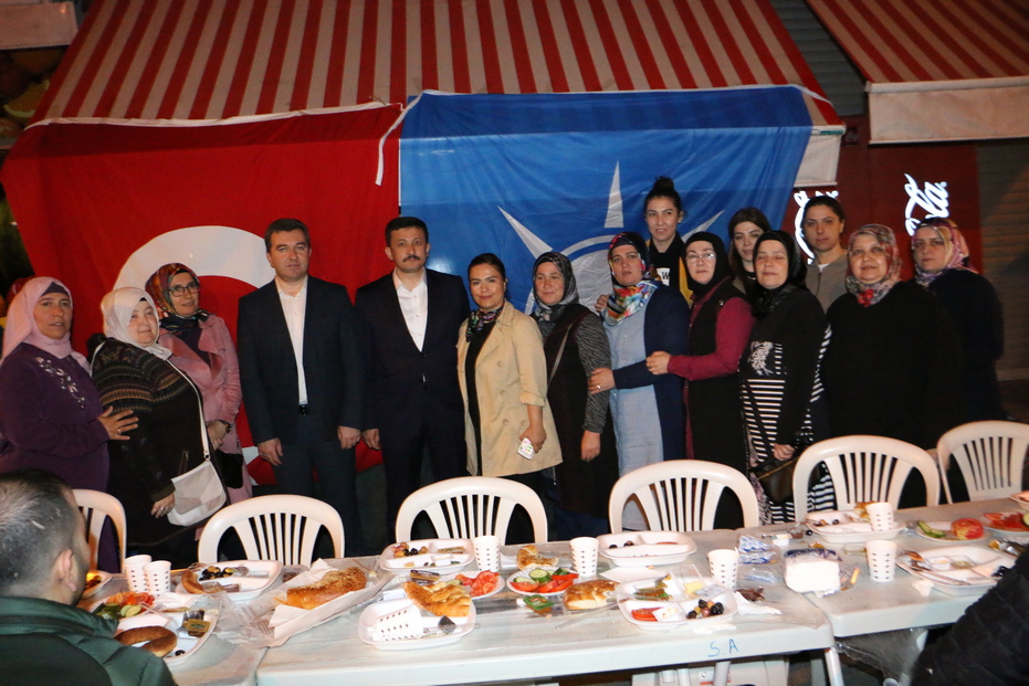 DAĞ BERGAMA'DA SOKAKTA SAHUR YAPTI