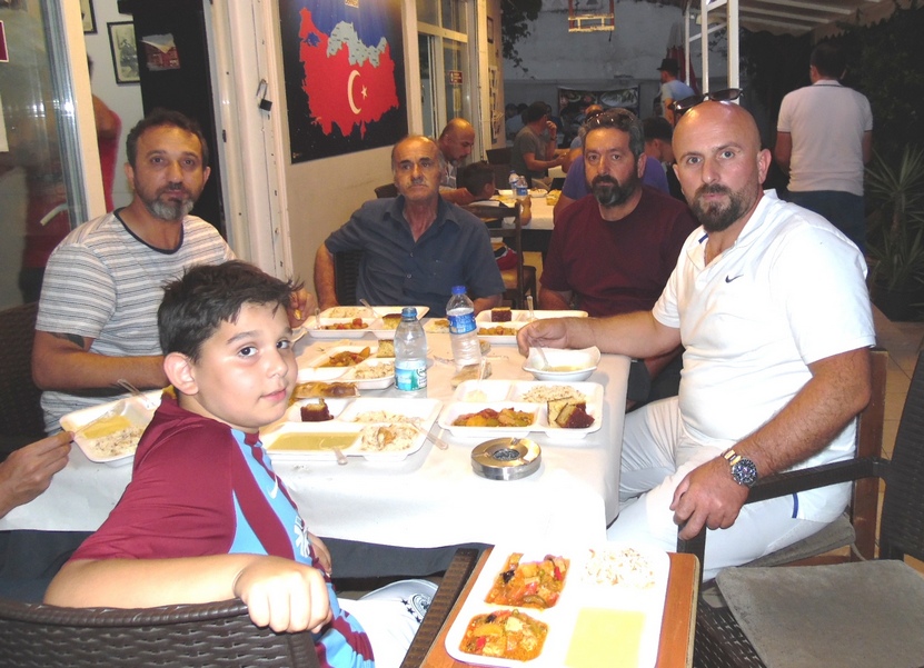 MARMARİSLİ KARADENİZLİLER’İN İFTAR GELENEĞİ DEVAM EDİYOR