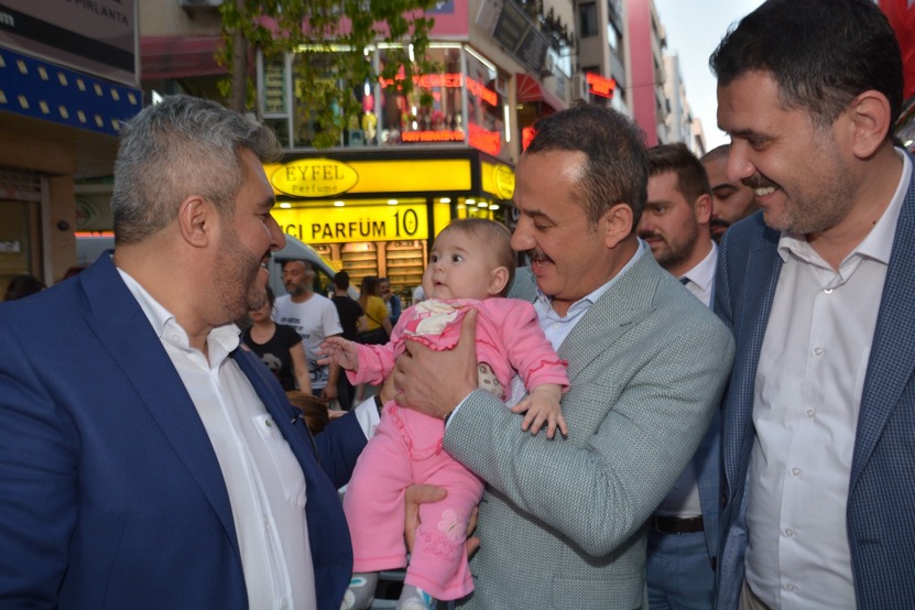 AK PARTİ, KARŞIYAKA ÇARŞISINI ‘İZMİR MARŞI’ İLE İNLETTİ