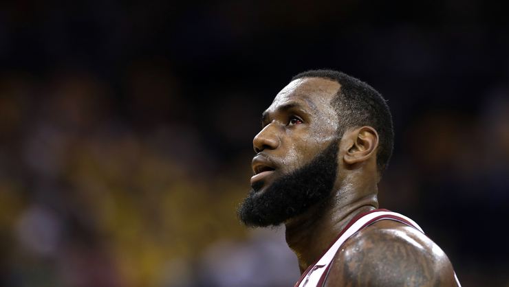 LeBron James, 25 saniyede asgari ücretlinin bir yıllık maaşını kazanıyor!
