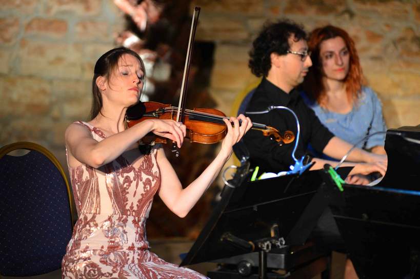 KAPANIŞA OBERON TRIO İMZASI