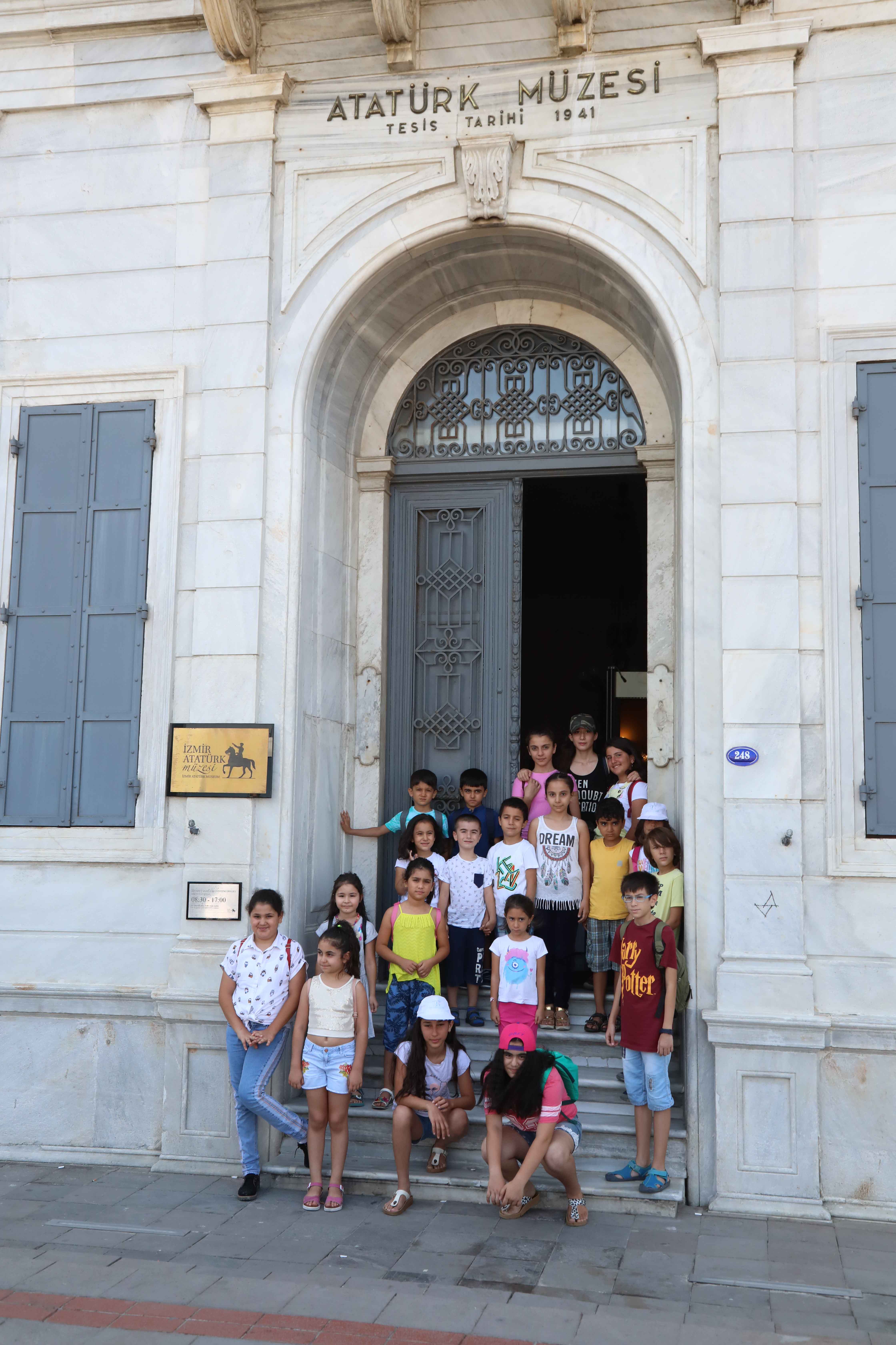 BAYRAKLILI ÖĞRENCİLER ATATÜRK MÜZESİ'Nİ GEZDİ