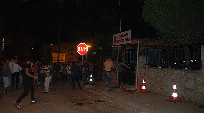 Kemalpaşa'da tecavüz iddiasının ardından: 4 polis memuru yaralandı