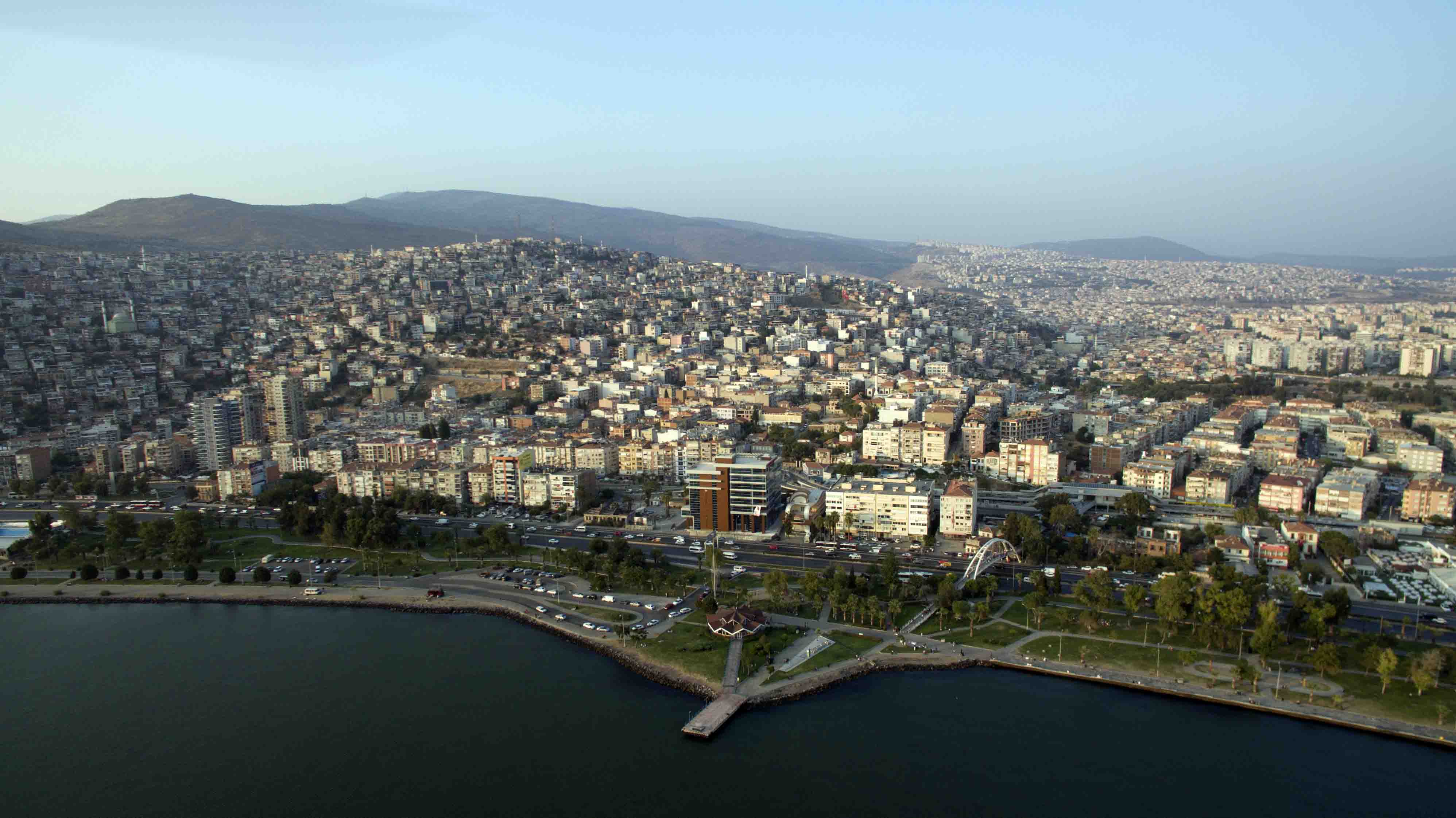 BAYRAKLI'DA ESNAF SAYISI ARTIYOR