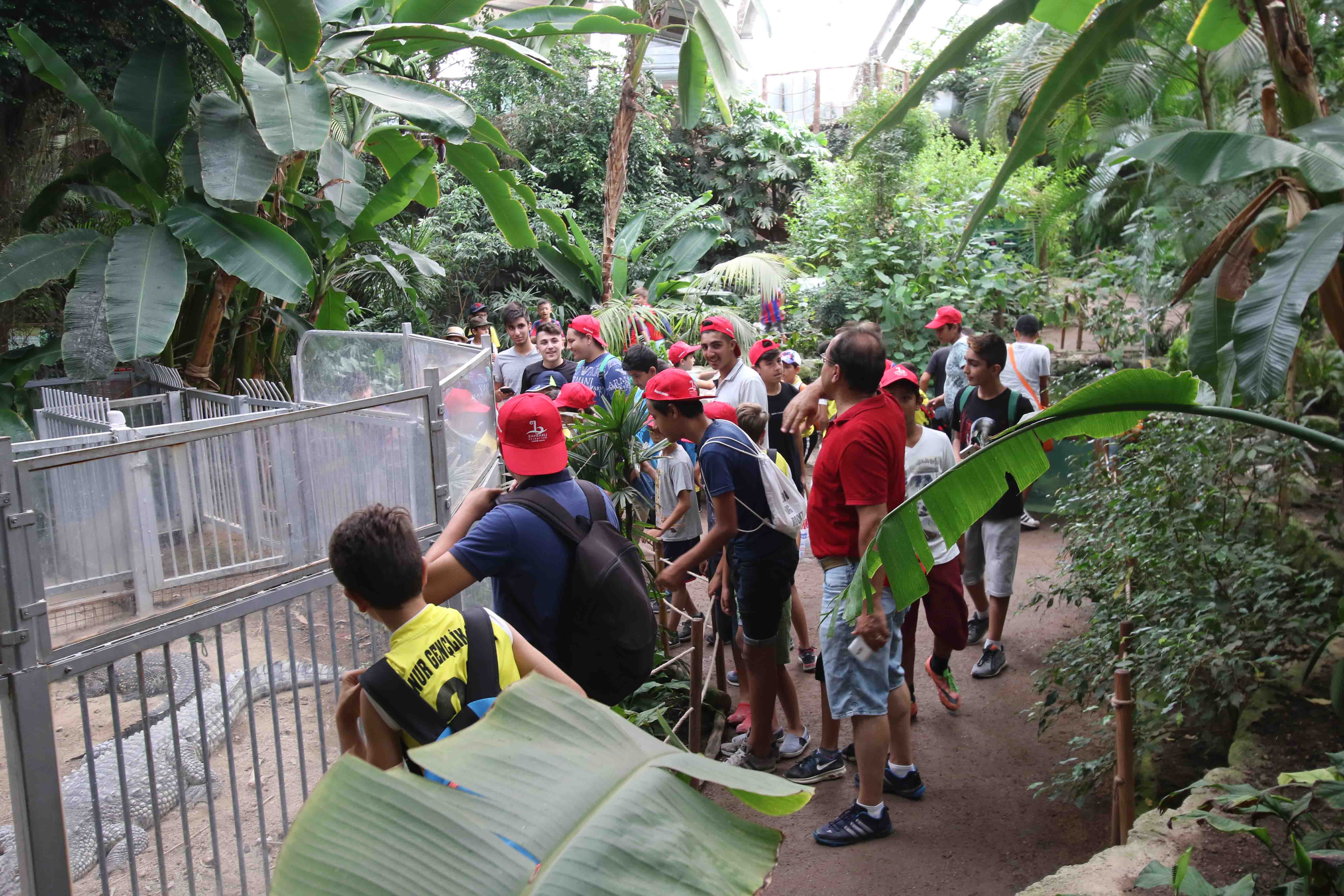 BAYRAKLILI ÇOCUKLAR DOĞAL YAŞAM PARKINI GEZDİ