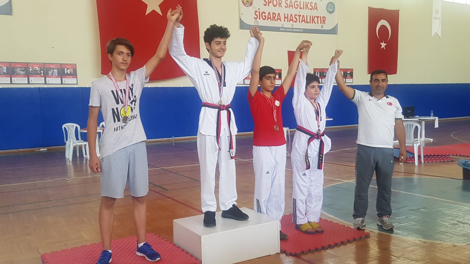 BAYRAKLI’NIN TAEKWONDO TAKIMI GÖZ DOLDURDU