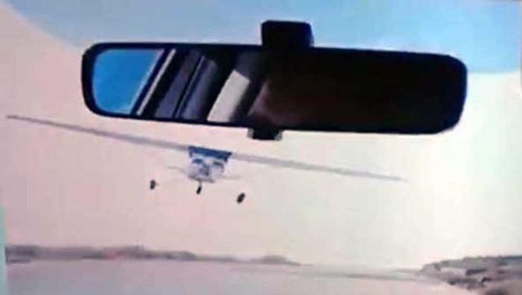 İzmir'de inanılmaz olay! Otomobile uçak çarptı