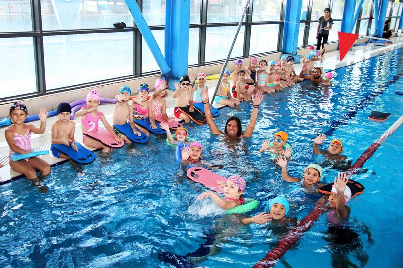 Bucalı öğrenciler havuzlara akın etti