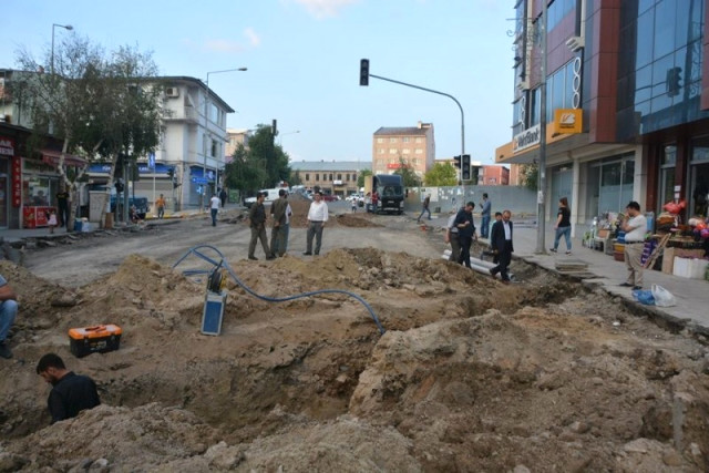 Ardahan Belediye Başkanı Başkan Köksoy, Sıcak Asfalt Yol Yapım Öncesi Alt Yapı Çalışmalarını İnceledi