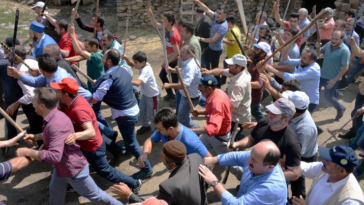 Erzurum'da bir köyde linç girişimi!