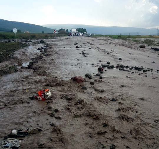 Ardahan'da Şiddetli yağış sürüyor, yol iz kalmadı