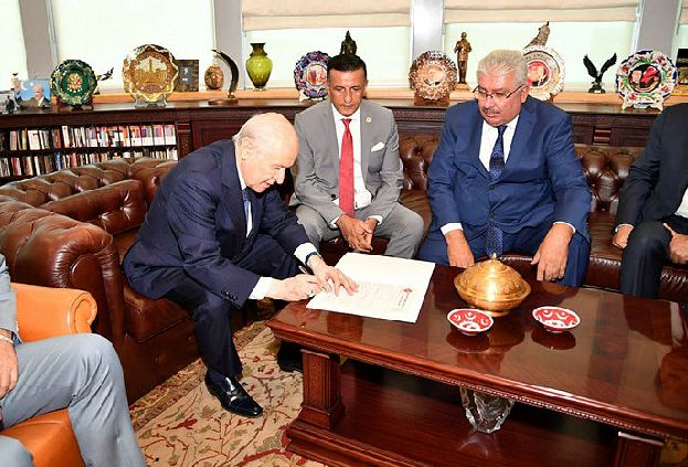 İYİ VEKİL EL ÖPTÜ MHP'Lİ OLDU