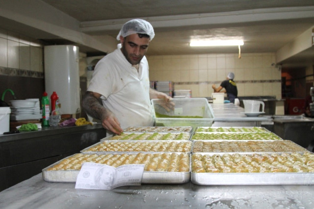 Ardahan’da Dolar Bozdurana Bayram Tatlısı Bedava