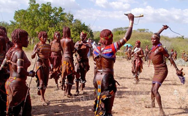Bir garip Afrika kabilesi! Evlenmek isteyeni kırbaçlıyorlar