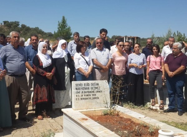 HDP'li vekil PKK'lı teröristin mezarını ziyaret etti!
