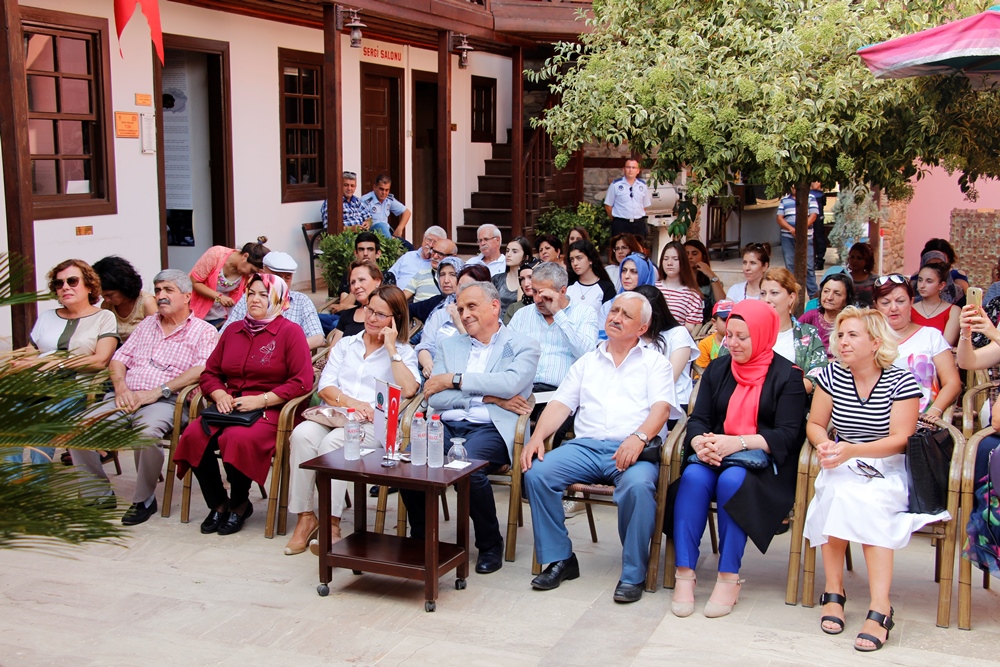 Ödemişli Kadınların Çini Sergisi Açıldı