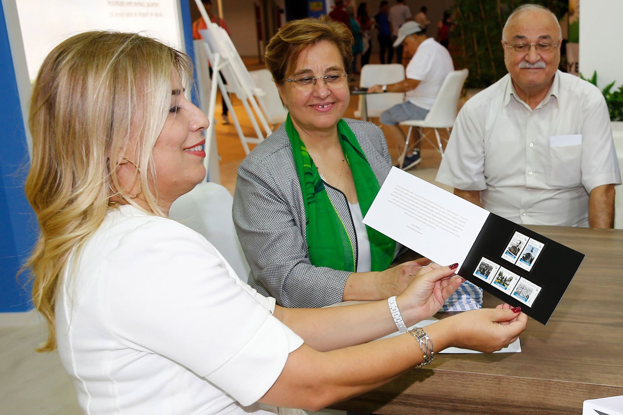 Fuar ziyaretçilerine Atatürk pulu hediye edildi