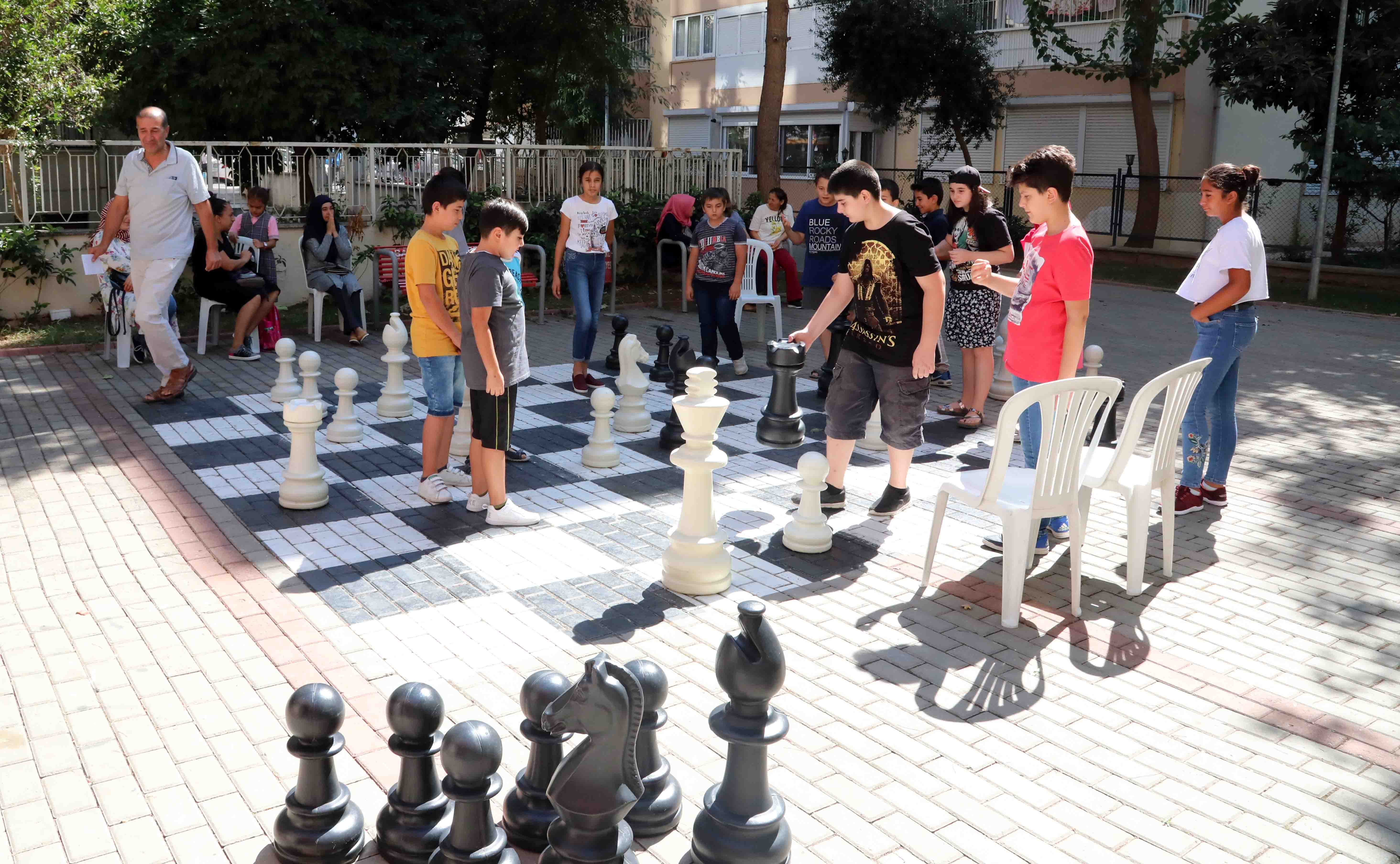 BAYRAKLI’DA ‘SOKAKTA SATRANÇ’