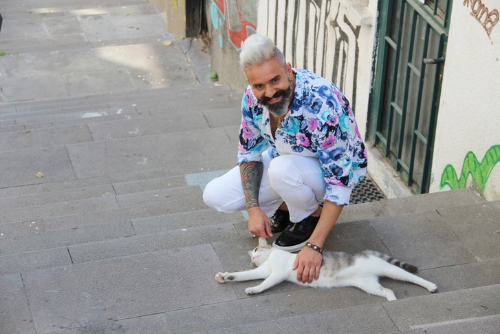 ŞARKILARIYLA SOKAK HAYVANLARINA DESTEK OLUYOR