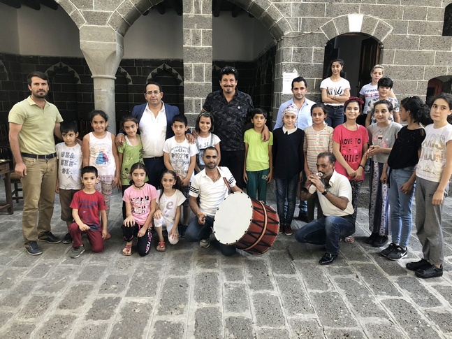 DİYARBAKIRLI ÇOCUKLARA BAĞLAMA KAMPANYASI