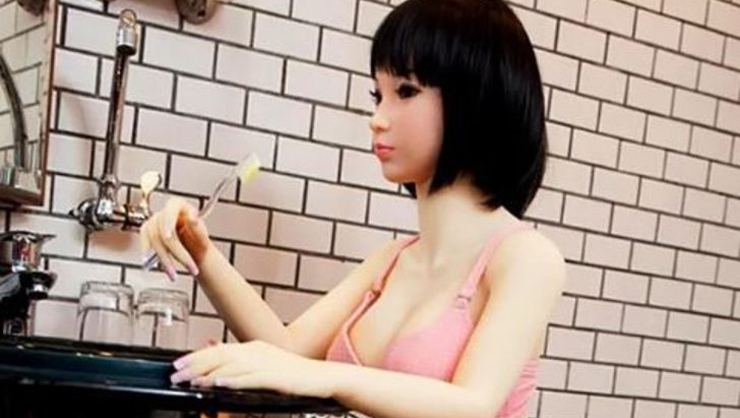 Yalnızlıktan aldığı seks robotu başına bela oldu!