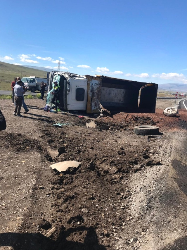 Ardahan’da Karayolları Kamyonuyla Beton Mikseri Çarpıştı: 2 Yaralı