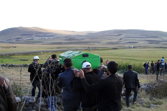 Ardahan’da Devrilen Dolabın Altında Ölen 10 Yaşındaki Çocuk Toprağa Verildi