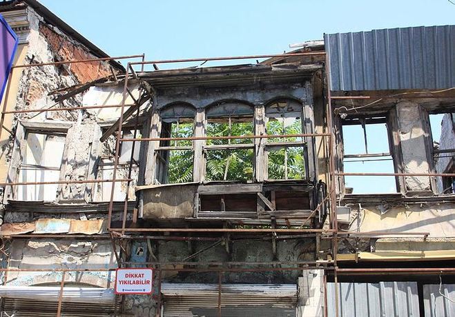 Harabeye dönen tarihi evler yaşamı tehdit ediyor