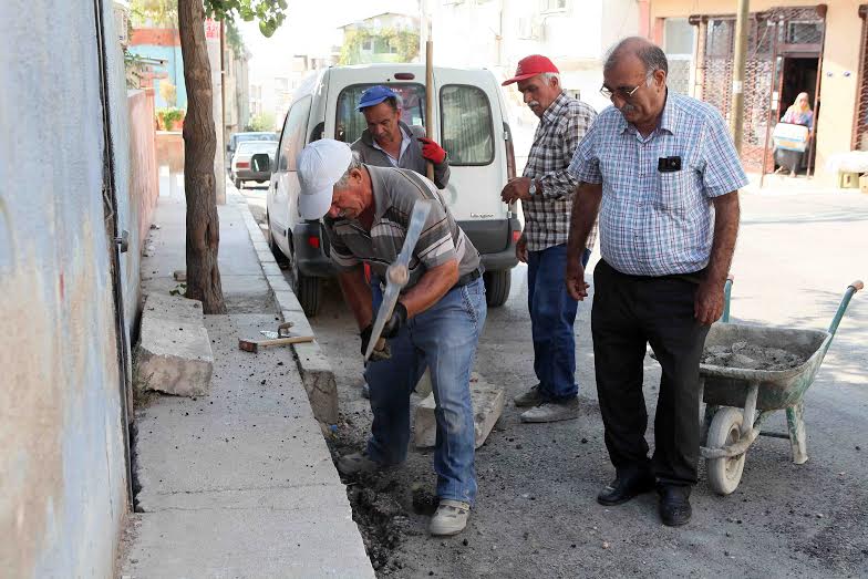 Bayraklı’da fen işleri “harıl harıl” çalışıyor