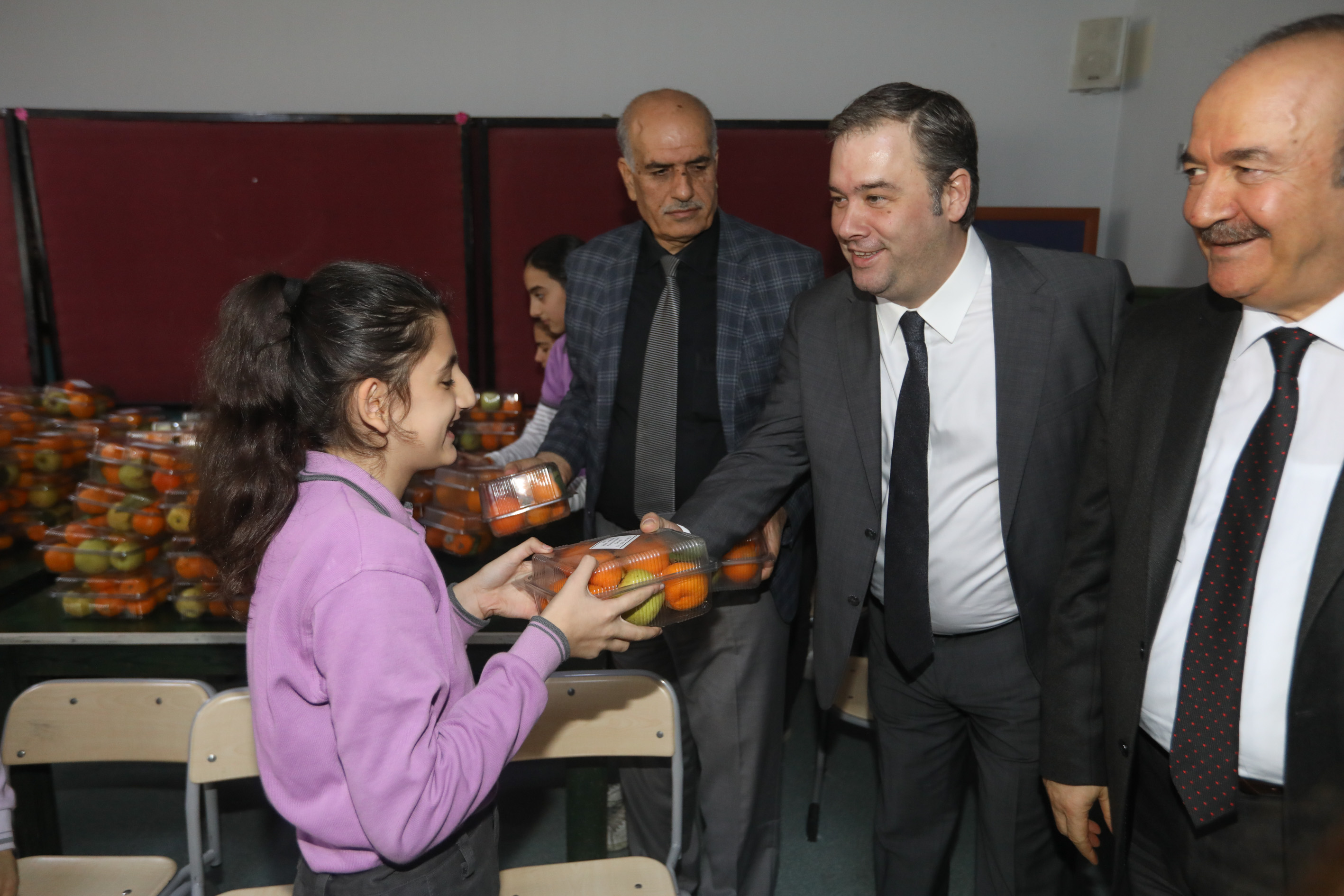 Bucalı çocuklara meyve dağıtıldı