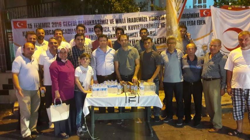 İzmir Buca’da demokrasi şehitleri için mevlit okundu, lokma dağıtıldı