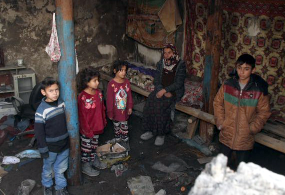 Ardahan'da Evleri yanan aile kış ortasında sokakta kaldı