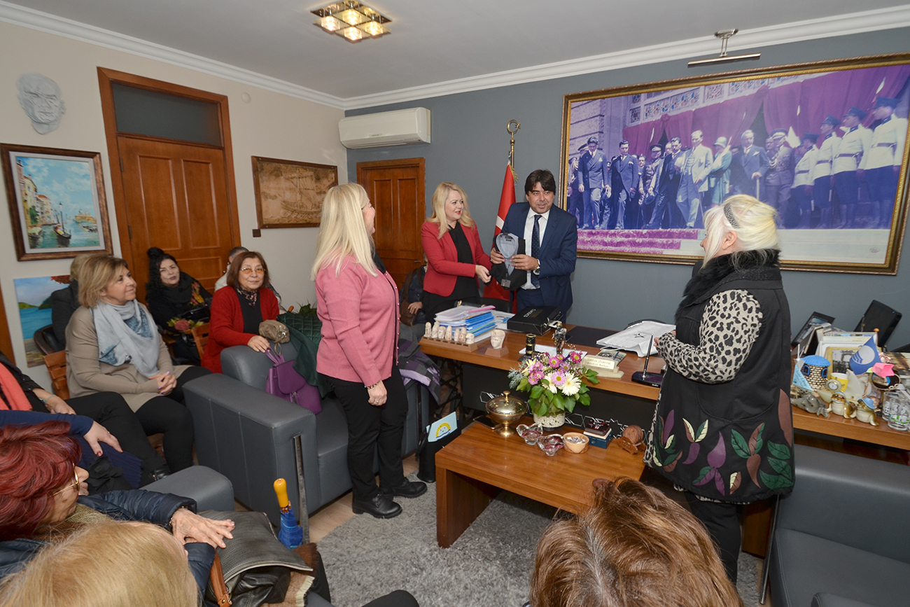FOÇA’LI KADINLAR BAŞKAN DEMİRAĞ’I ZİYARET ETTİ