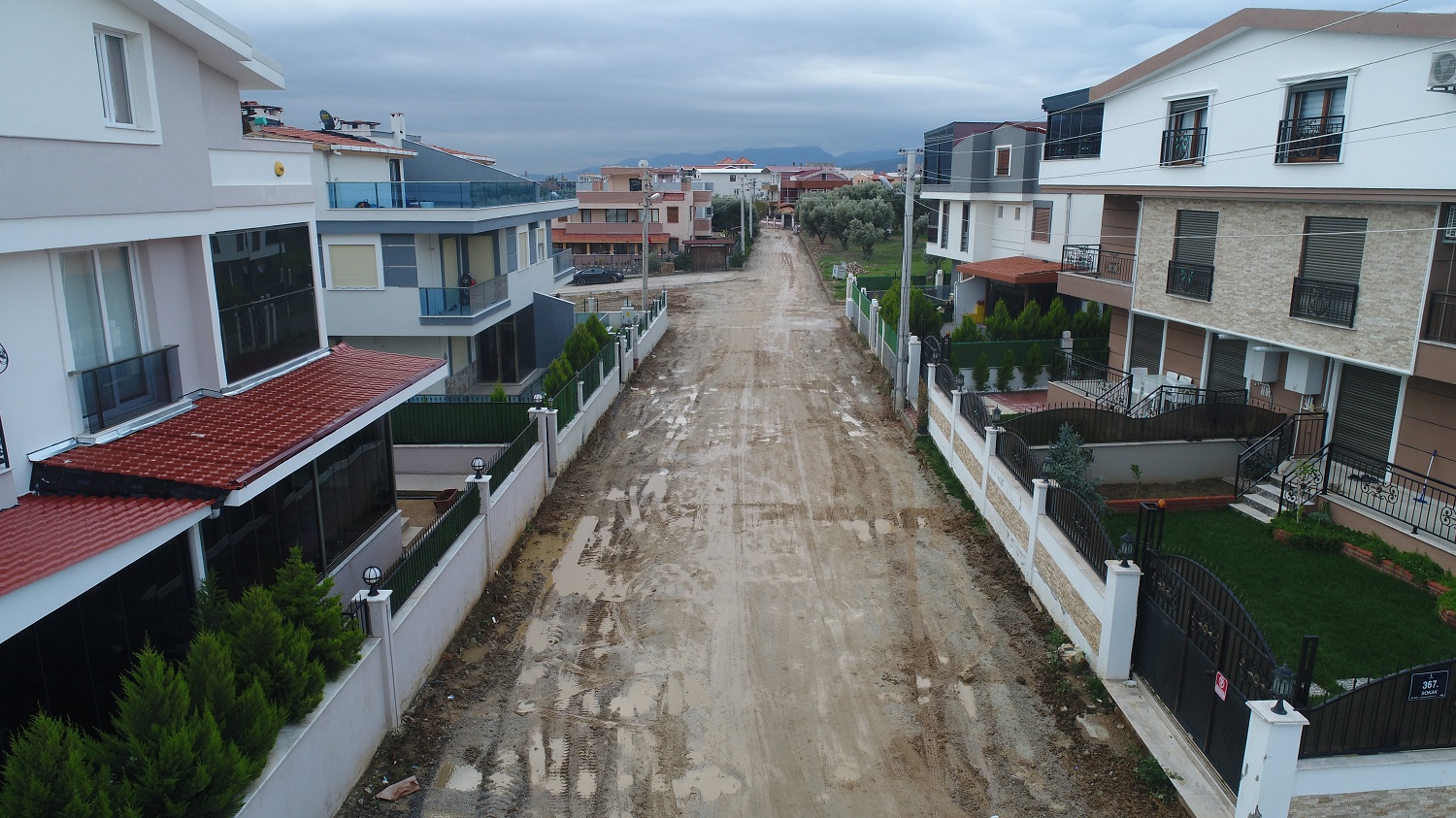 Menderes’te Bozuk Yollar Tarih Oluyor