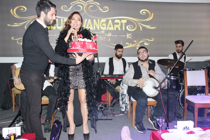 DOĞUM GÜNÜNÜ SAHNEDE KUTLADI