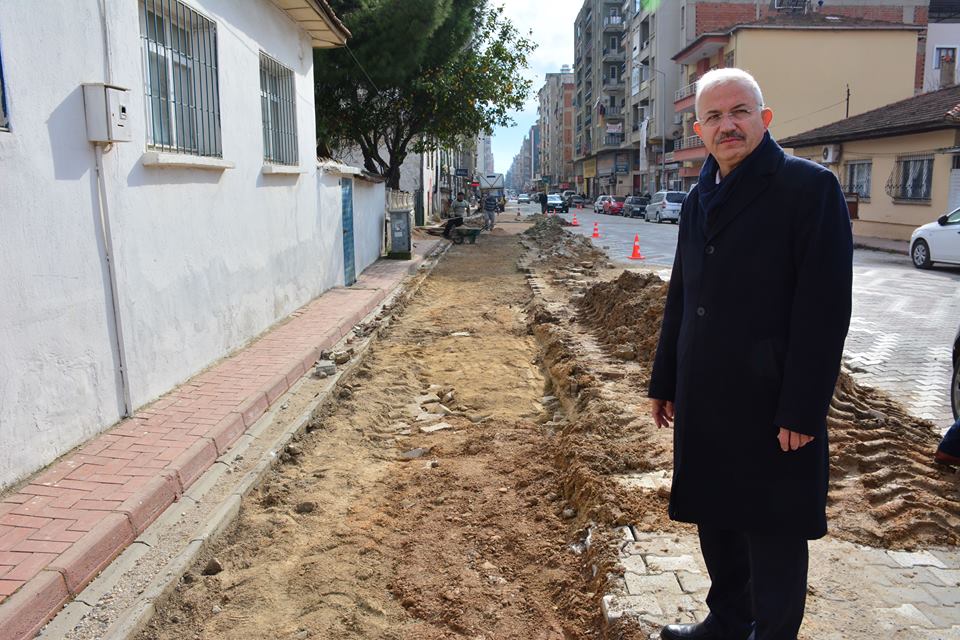 İZSU’NUN AÇTIĞI YARALARI BELEDİYE KAPATIYOR