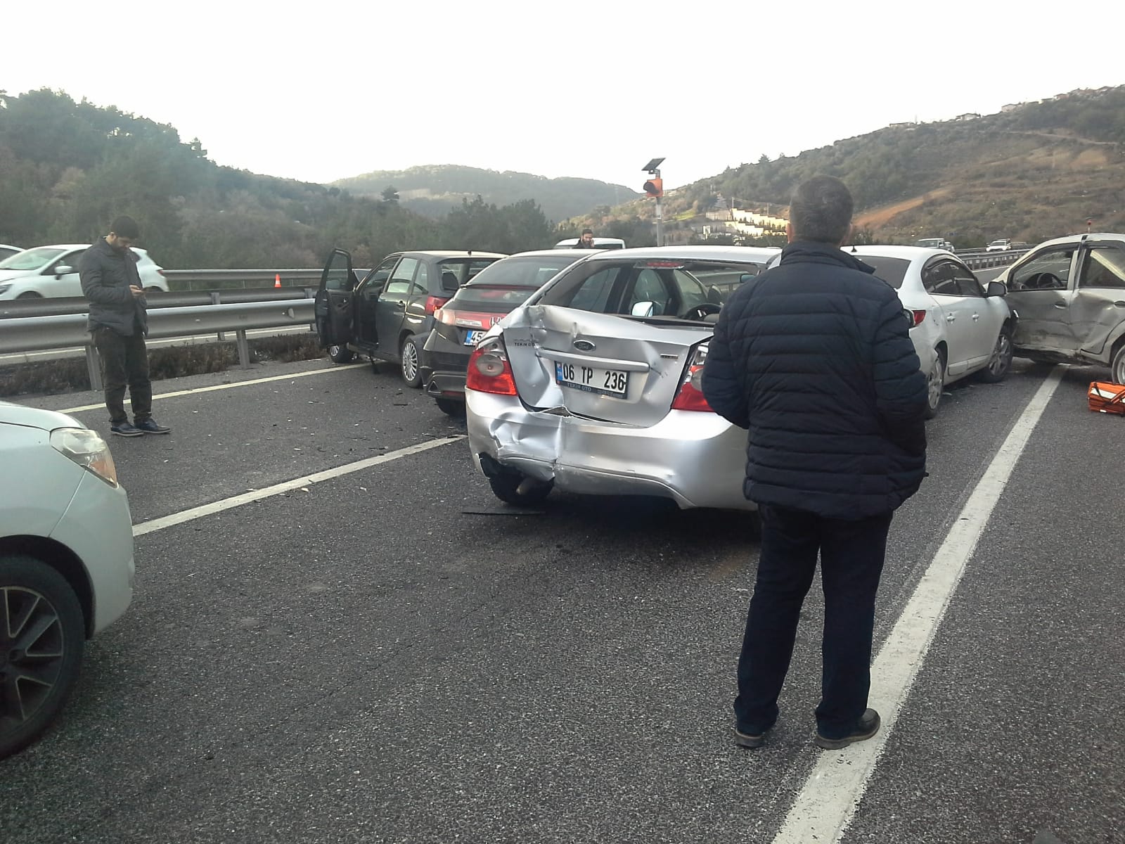Bornova'da kaza 2 yaralı 7 araç birbirine girdi