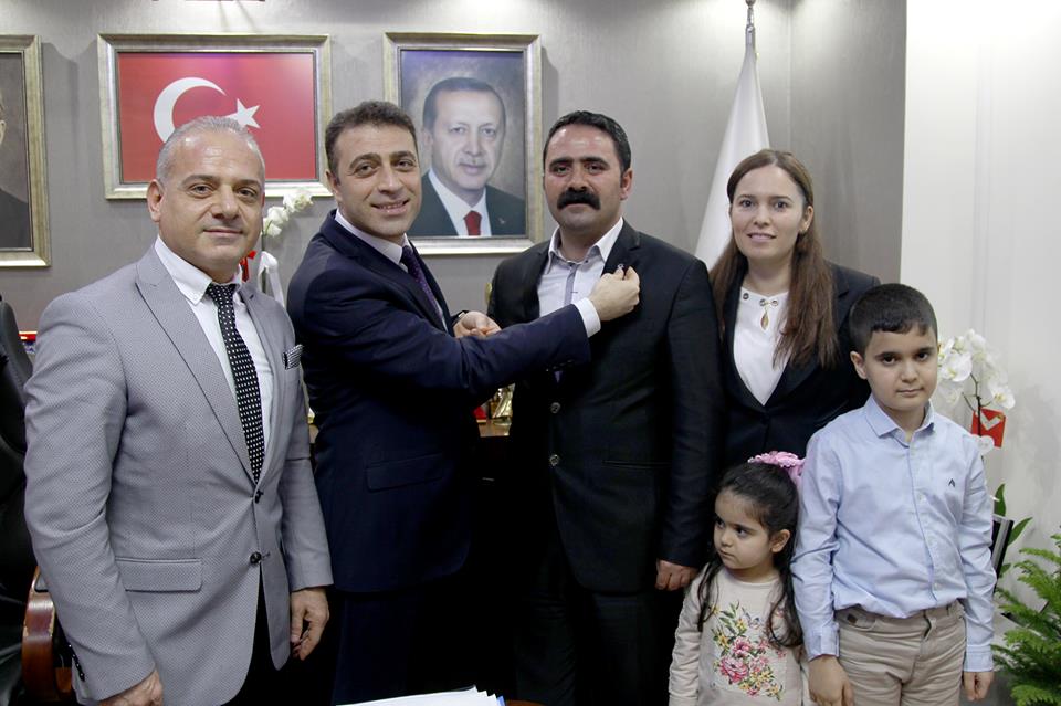 Buca’da CHP’den Ak Parti’ye büyük transfer BALYEMEZ AİLESİ AK PARTİ ROZETİ TAKTI