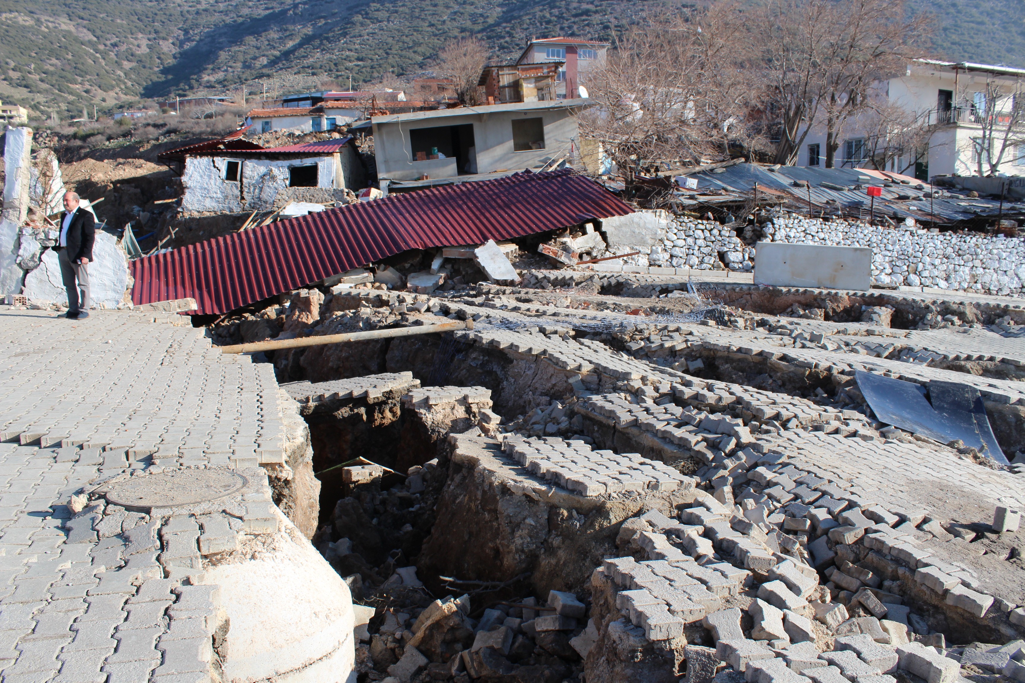 Heyelan bölgesinde 27 ev tahliye edildi