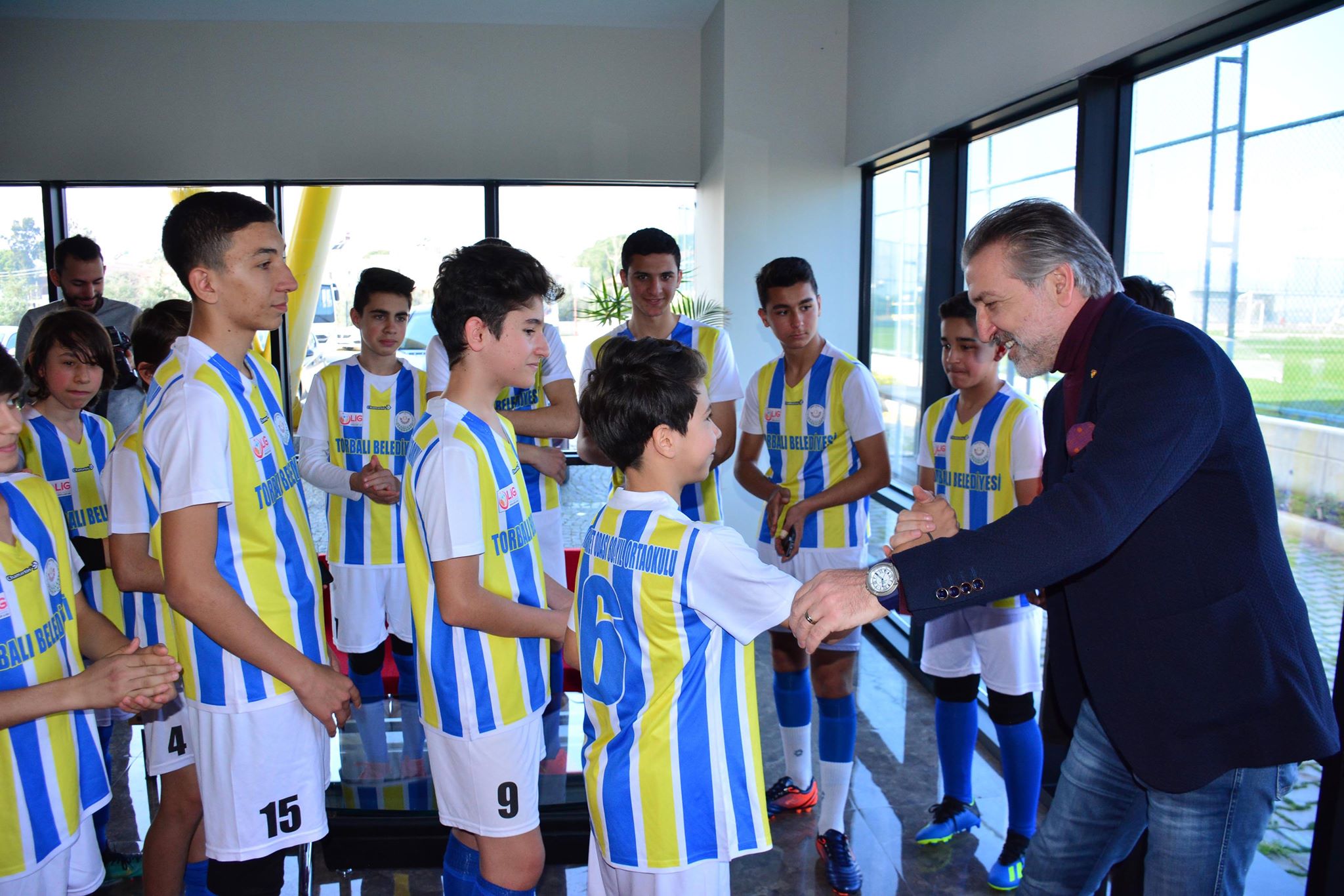 BELEDİYEDEN BAŞARILI ÖĞRENCİLERE JEST