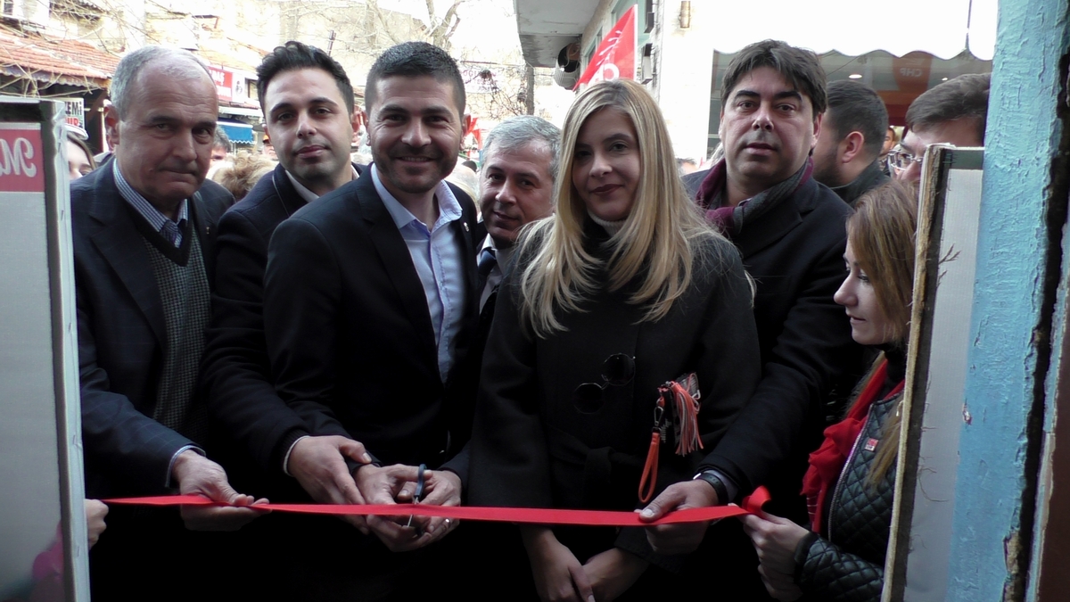 Yeni Foça'da miting gibi seçim bürosu açılışı
