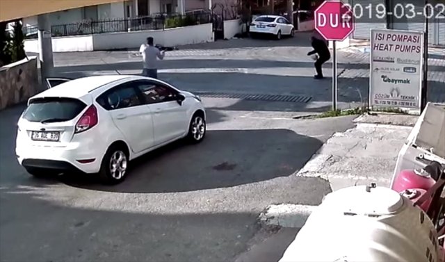 İzmir'de Belediye Meclis Üyesi Adayına Silahlı Saldırı
