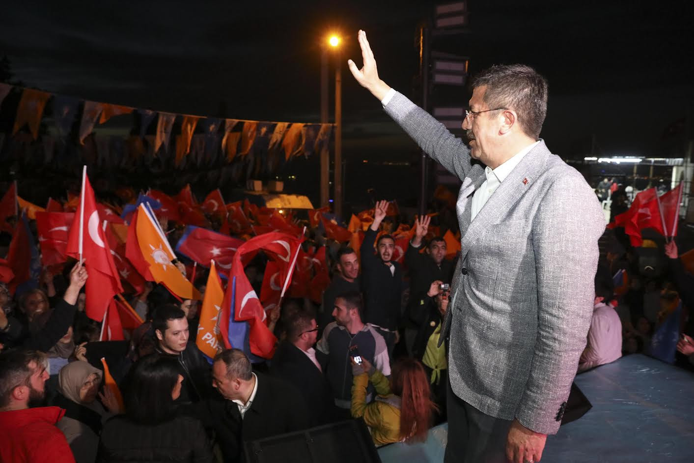 Bayraklı ve Kadifekale coştu