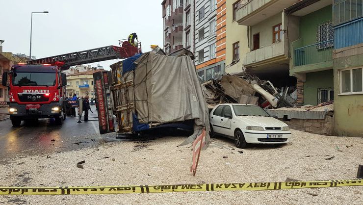 Freni patlayan kamyon eve daldı! Ölü ve yaralılar var