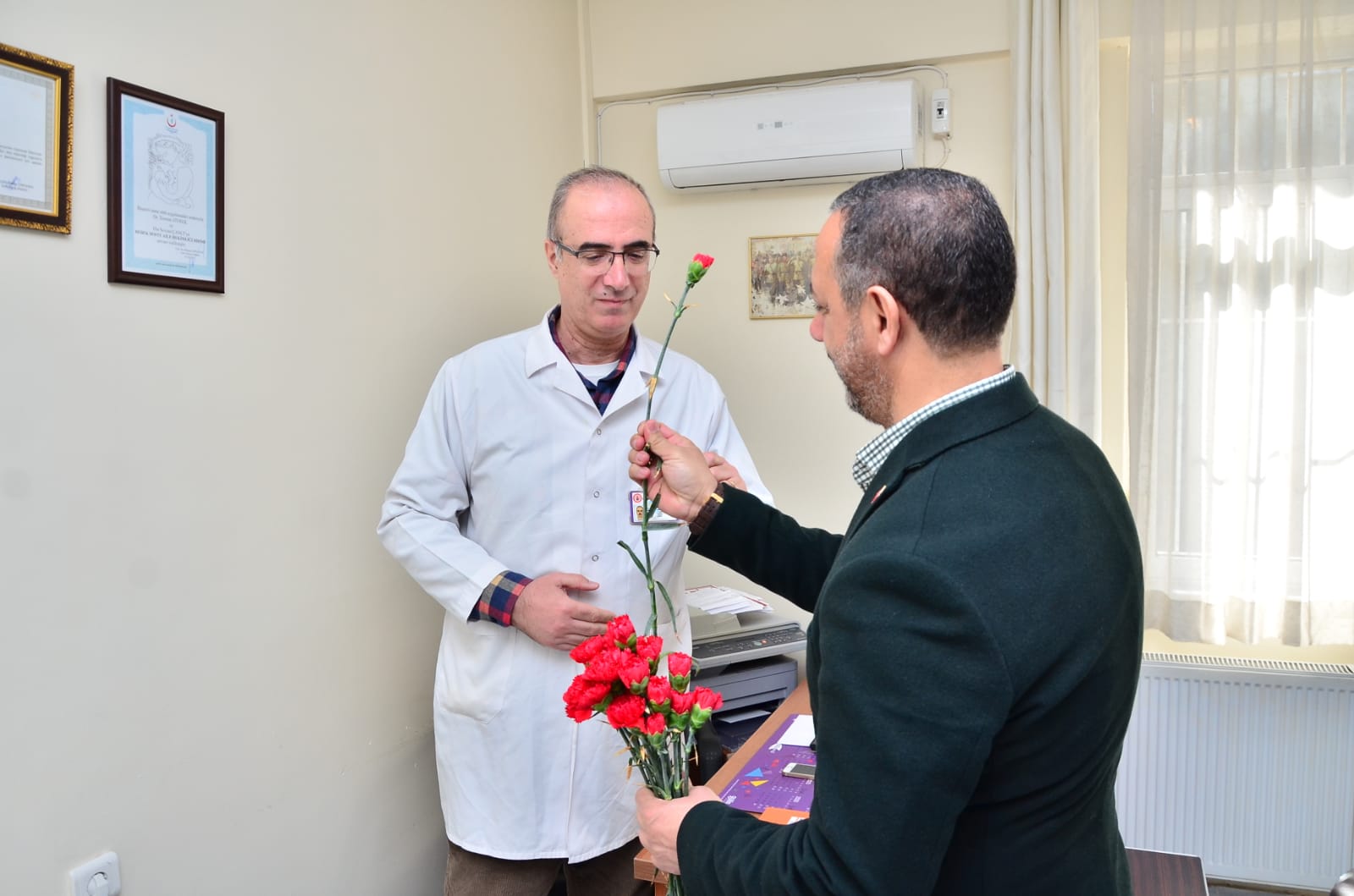 ASLAN’DAN “TIP BAYRAMI”NDA KARANFİL